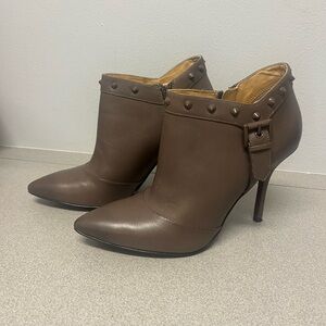 Enzo Angiolini Studded Brown Leather Ankle Boots w/ Stud Detail Sz 7 1/2